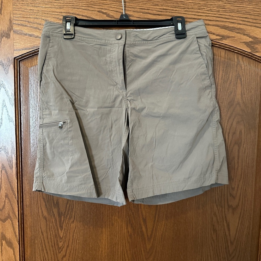 L.L.Bean Women's Khaki Shorts‎ Size 10 REG Hiking Travel Casual Zipper Pockets